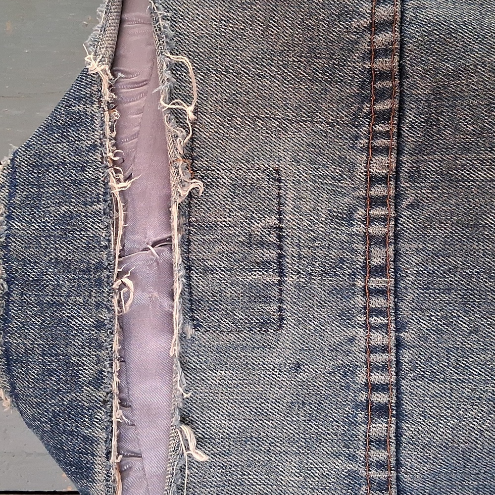 Classic Levis Thrashed Distressed Denim Jacket - Picture 6 of 15